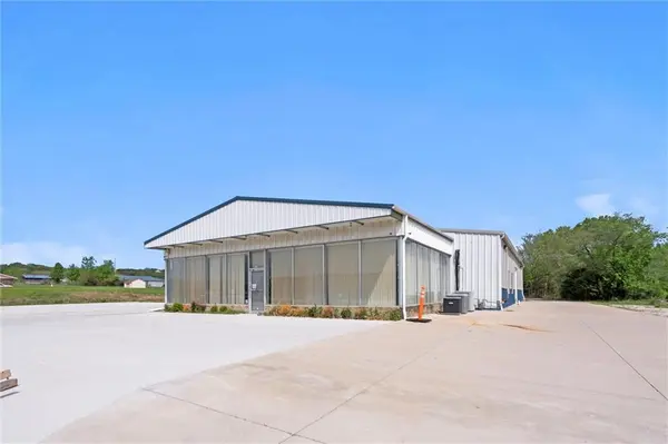 325 State AVE, Tonganoxie, KS 66086