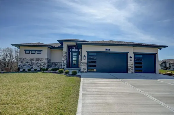 579 South Shore DR, Lake Winnebago, MO 64034