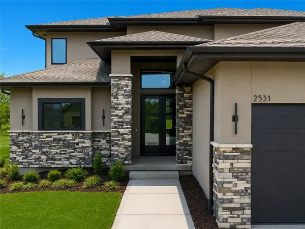 2531 NE Woodland Oak CIR, Lee's Summit, MO 64086