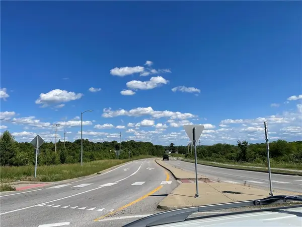 3.2 acres Hampton/45 HWY, Parkville, MO 64152