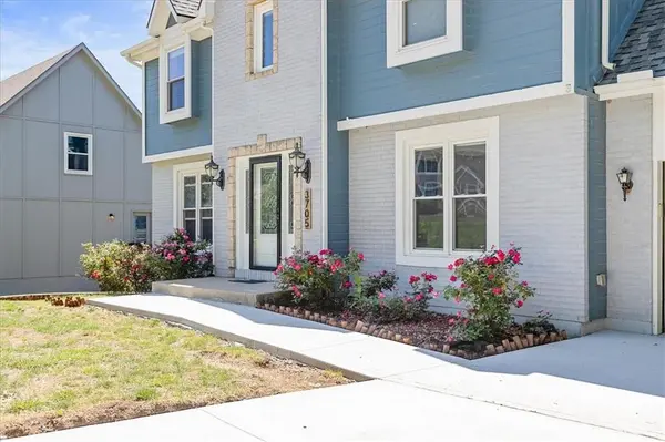 3705 SW Kimstin CIR, Blue Springs, MO 64015