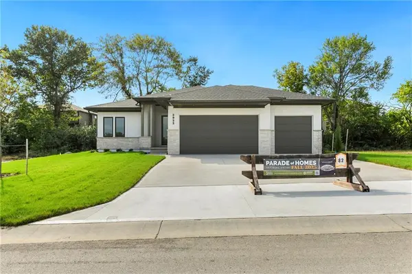 3932 SW Flintrock DR, Lee's Summit, MO 64082