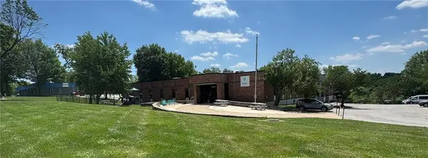 8383 Blue Pkwy, Kansas City, MO 64133