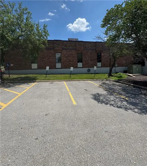 8383 Blue Pkwy, Kansas City, MO 64133