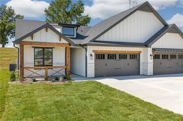 1400 Country CT, St Joseph, MO 64506