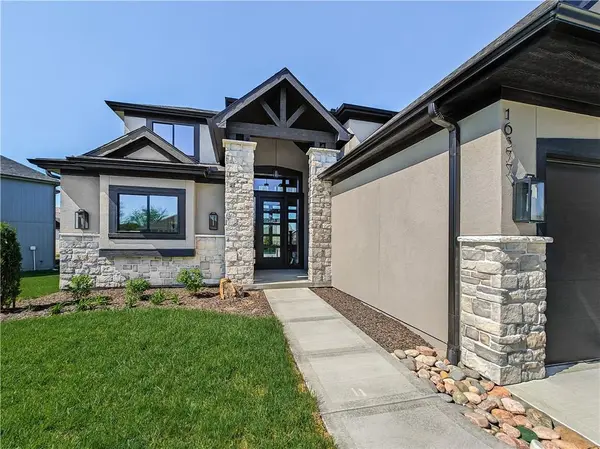 16377 W 166th PL, Olathe, KS 66062