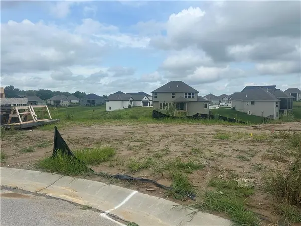 7070 NW Yulich CT, Parkville, MO 64152