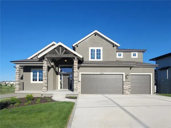 18221 Oakmont ST, Overland Park, KS 66013