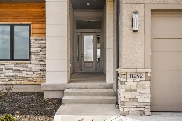 11242 S Sunray DR, Olathe, KS 66061