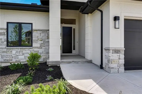 11271 S Sunray DR, Olathe, KS 66061