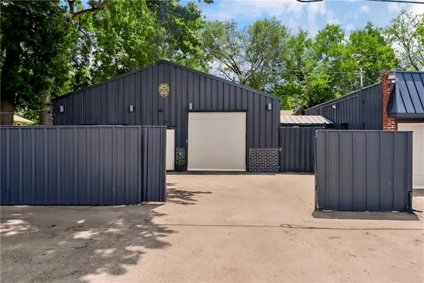 7601 E 67th ST, Kansas City, MO 64133