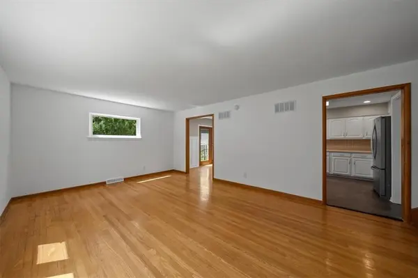 8204 Tomahawk RD, Prairie Village, KS 66208