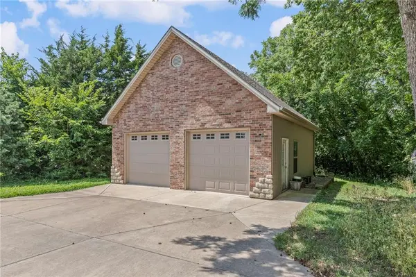 25375 sunset LN, Paola, KS 66071