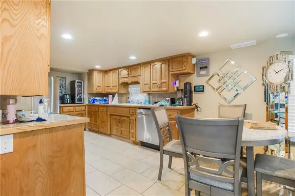 6615 Richmond AVE, Kansas City, MO 64133