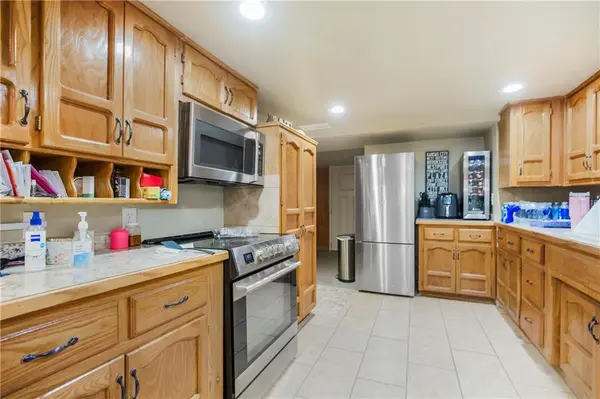 6615 Richmond AVE, Kansas City, MO 64133