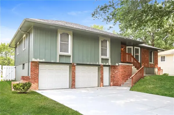 409 Meadowview DR, Blue Springs, MO 64014