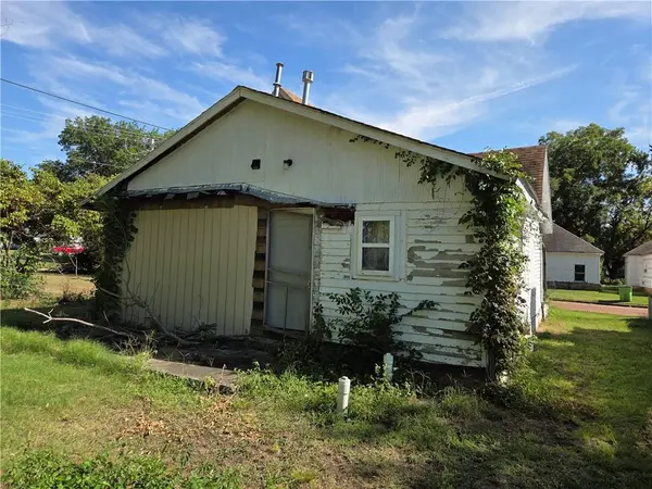 218 E 5th ST, Cherryvale, KS 67335