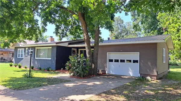 805 Walnut ST, Chetopa, KS 67336