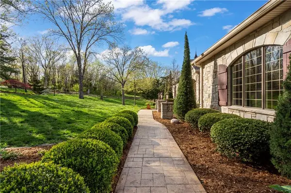 6205 S Chiles RD, Blue Springs, MO 64014