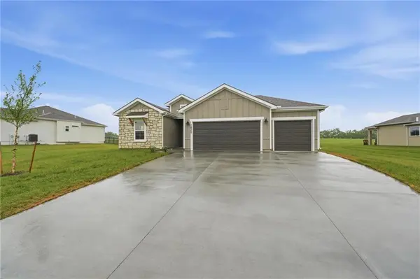 1820 Woodward CIR, Raymore, MO 64083