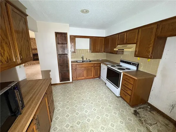 1305 E 123RD TER #B, Olathe, KS 66061