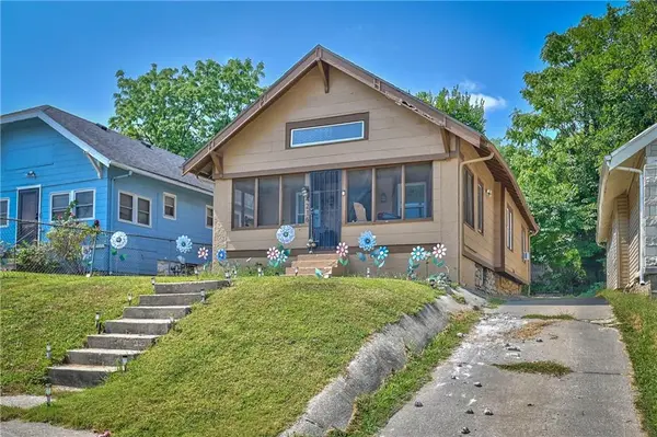 4216 college AVE, Kansas City, MO 64130