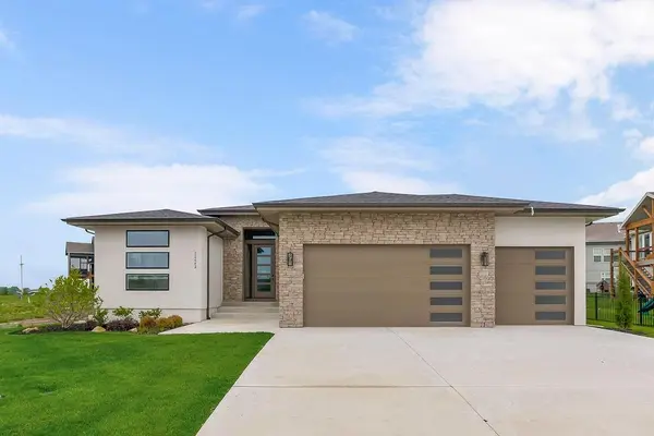 16642 S Hall ST, Olathe, KS 66062