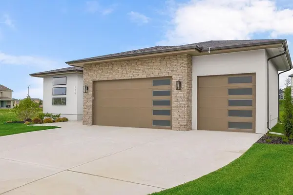 16642 S Hall ST, Olathe, KS 66062