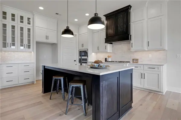9836 Shady Bend RD, Lenexa, KS 66227