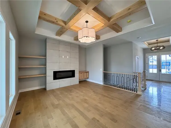5888 NW Black Oak CT, Parkville, MO 64152