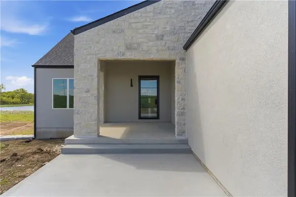 16055 W Eisenhower RD, Lansing, KS 66043