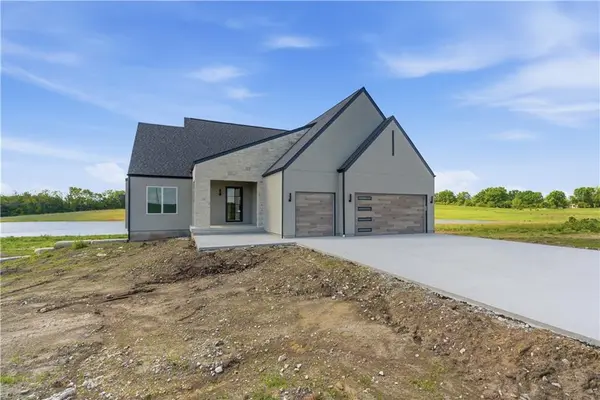 16055 W Eisenhower RD, Lansing, KS 66043