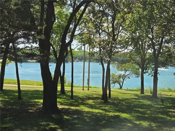 69 E Sugar Lake DR, Mound City, KS 66056