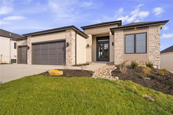 11233 S Sunray DR, Olathe, KS 66061