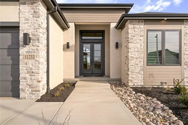 11233 S Sunray DR, Olathe, KS 66061