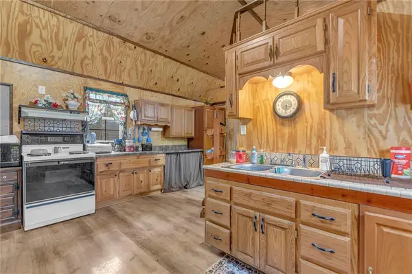 34 Hackberry DR, Mound City, KS 66056