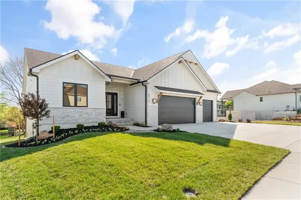 4335 NE Hideaway DR, Lee's Summit, MO 64064