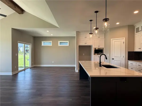 31401 W 85th TER, De Soto, KS 66018