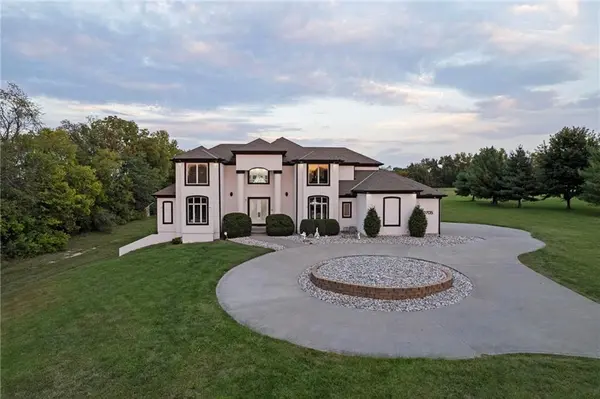 10705 Wildflower DR, Lee's Summit, MO 64086
