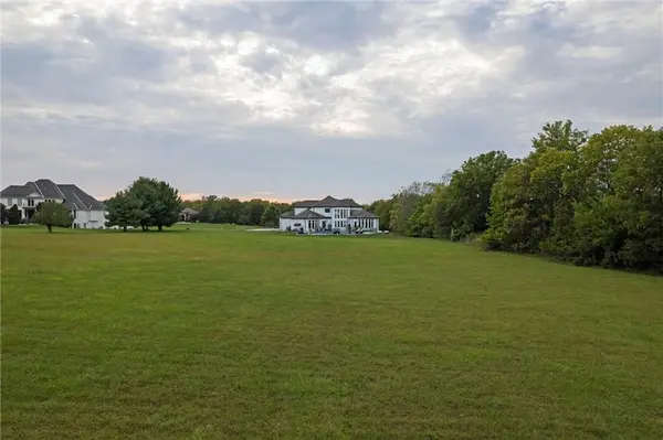 10705 Wildflower DR, Lee's Summit, MO 64086