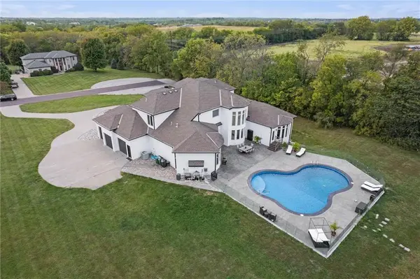 10705 Wildflower DR, Lee's Summit, MO 64086