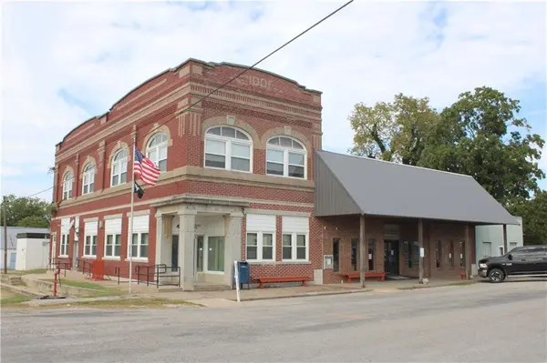 102 N Commercial ST, Kincaid, KS 66039