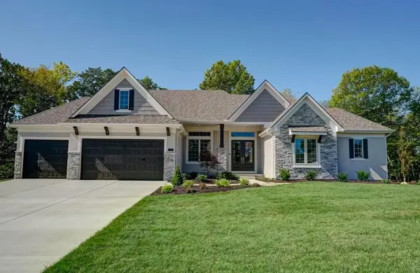 308 NW Earle LN, Lee's Summit, MO 64081