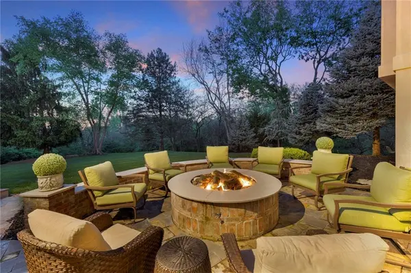 416 NE BITTER CREEK RD, Lee's Summit, MO 64086