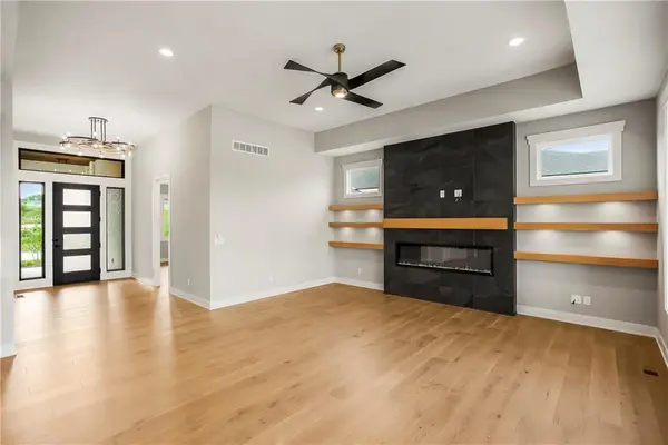 9027 Freedom CIR, Lenexa, KS 66227