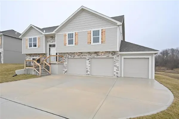 103 Johnson CIR, Dearborn, MO 64439