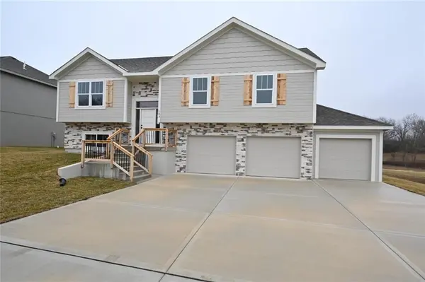 103 Johnson CIR, Dearborn, MO 64439