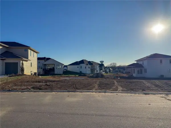 21925 W 99th TER, Lenexa, KS 66220