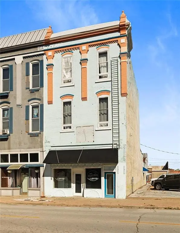 127 E Cherry ST, Nevada, MO 64772