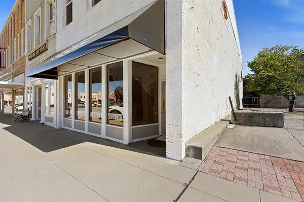 108 N Cedar ST, Nevada, MO 64772